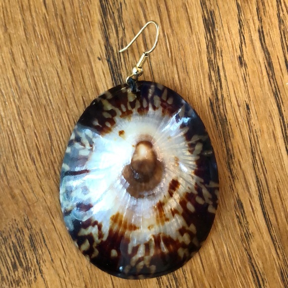 Vintage Shell Earrings - Picture 5 of 8